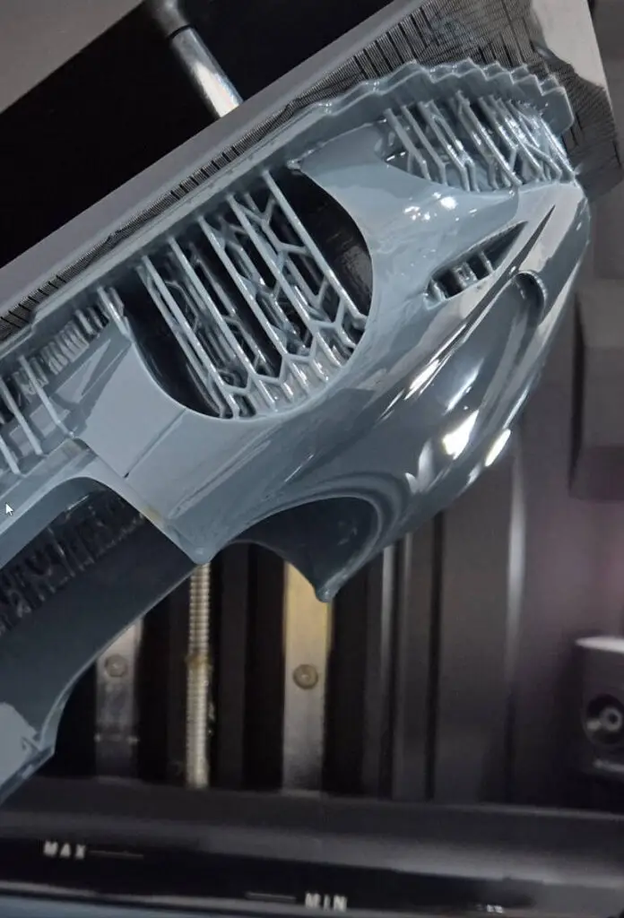 Druk 3D z żywicy – szczegółowy model SLA z widocznymi podporami